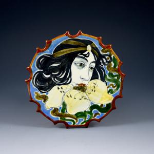 Piattino con volto femminile e fiore